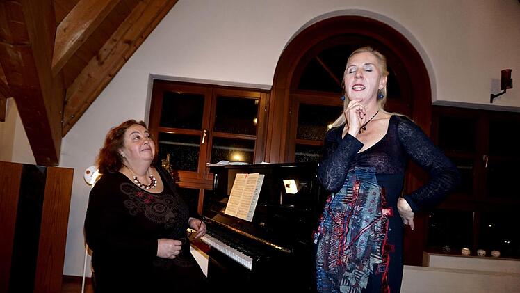 Tatjana Shapiro (l.) und Cornelia Götz bereiteten ihrem Publikum mit ihrer humorvollen Art einen unterhaltsamen Abend. Foto: Richard Sänger