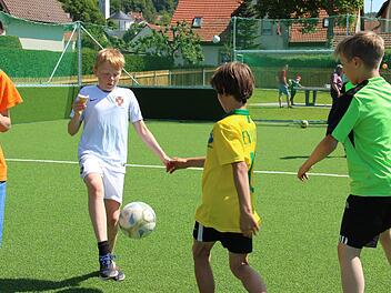Für die Jungs ist der neue Fußballplatz das Highlight.  Fotos: Katharina Müller-Sanke