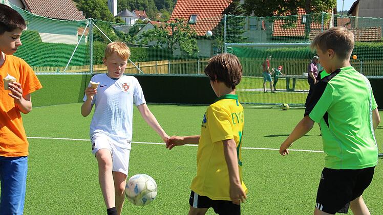 Für die Jungs ist der neue Fußballplatz das Highlight.  Fotos: Katharina Müller-Sanke