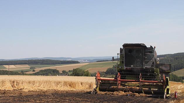 Der ausgebrannte M&auml;hdrescher. Foto: Niklas Schmitt