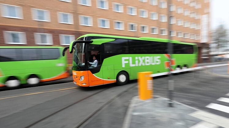 F&uuml;r viele Flixbus-Passagiere verl&auml;ngerte sich die Fahrt auf der A3 deutlich - sie wurden in einen Unfall verwickelt. Symbolfoto: Lukas G&ouml;rlach/dpa