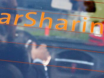 Ab dem Frühjahr könnte es Carsharing in Forchheim geben. Doch der Motor dieser Genossenschaftsidee kommt nur ins Laufen, wenn die Stadt Forchheim einen Standplatz für die ersten beiden Autos zur Verfügung stellt. Foto: Fredrik von Erichsen dpa/lsw