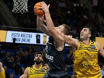 Christian Sengfelder (links) schnappt sich den Rebound vor Iberostar-Center Giorgi Shermadini. Der Bamberger war bei der klaren 64:82-Niederlage im Hinspiel mit 20 Punkten bester Werfer seines Teams, Shermadini erzielte für die Gastgeber 19 Punkte. Foto: championsleague.basketball