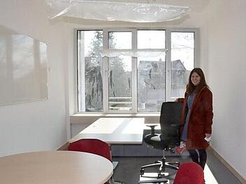 Claudia Rauch steht in dem Raum, der bald ihr Büro als Schulleiterin sein wird.