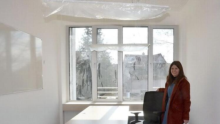 Claudia Rauch steht in dem Raum, der bald ihr Büro als Schulleiterin sein wird.