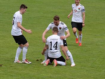 Da feiet einer: Martin Thomann nach seinem Treffer zum 1:0. Am ende gewannen die Schn&uuml;del in Aschaffenburg 2:0. Foto: J&uuml;rgen Schmitt