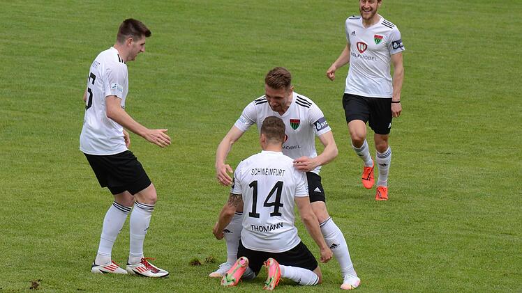 Da feiet einer: Martin Thomann nach seinem Treffer zum 1:0. Am ende gewannen die Schn&uuml;del in Aschaffenburg 2:0. Foto: J&uuml;rgen Schmitt