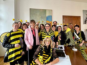 Hof: Altweiberfasching im Rathaus - Bienen fallen in Amtszimmer ein