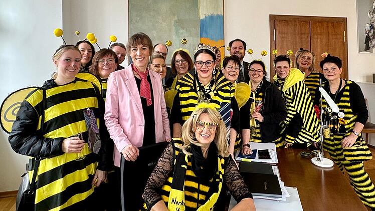 Hof: Altweiberfasching im Rathaus - Bienen fallen in Amtszimmer ein