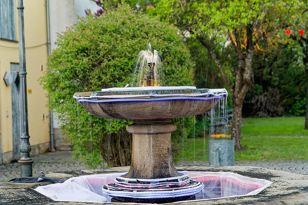 Eine magische Kulisse mit effektvoll platzierter Lichtkunst.