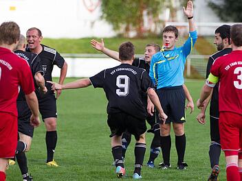 Frust herrschte bei den Spielern des TSV Ludwigsstadt nicht zuletzt im Heimspiel gegen den TSV Staffelstein, als der Schiedsrichter ein Tor von Florian Fischbach (Nr. 9) annullierte. Dies wollte auch Spielertrainer Stefan Gehring (links) nicht wahr haben. Foto: Heinrich Weiß