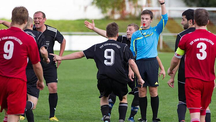 Frust herrschte bei den Spielern des TSV Ludwigsstadt nicht zuletzt im Heimspiel gegen den TSV Staffelstein, als der Schiedsrichter ein Tor von Florian Fischbach (Nr. 9) annullierte. Dies wollte auch Spielertrainer Stefan Gehring (links) nicht wahr haben. Foto: Heinrich Weiß