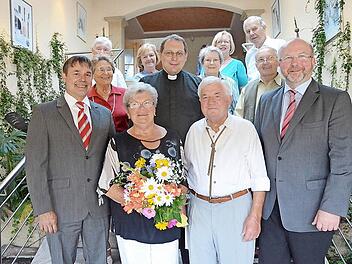Erika und Heinrich Zeuß (vorne Mitte) feierten diamantene Hochzeit. Zu den ersten Gratulanten zählten Landratstellvertreter Gerhard Wunder (links), Bürgermeister Egon Herrmann (rechts) und Pfarrer Christoph Teille (zweite Reihe, Mitte). Mit im Bild weitere Gratulanten aus dem Verwandten- und Bekanntenkreis. Foto: Karl-Heinz Hofmann