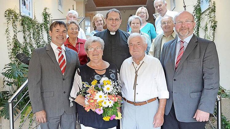 Erika und Heinrich Zeuß (vorne Mitte) feierten diamantene Hochzeit. Zu den ersten Gratulanten zählten Landratstellvertreter Gerhard Wunder (links), Bürgermeister Egon Herrmann (rechts) und Pfarrer Christoph Teille (zweite Reihe, Mitte). Mit im Bild weitere Gratulanten aus dem Verwandten- und Bekanntenkreis. Foto: Karl-Heinz Hofmann