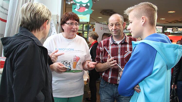 Das Landratsamt hat den Ausbildungspreis 2014 bekommen - der Stand war immer umlagert. Ingrid Flieger stand Rede und Antwort Foto: Sonja Adam