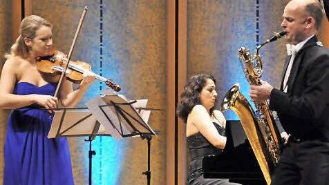 In einer ungewöhnlichen Besetzung präsentierten sich Rebekka Hartmann, Margarita Oganesjan und Markus Maier (von links) bei ihrem Konzert unter dem Motto "Easy Listening - Tough Playing".  Foto: Peter Klopf