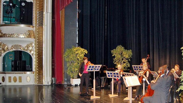 Besonderheit: Das Kurorchester spielte zum Tag der offenen Tür ausnahmsweise im Theater.  Foto: Sigismund von Dobschütz