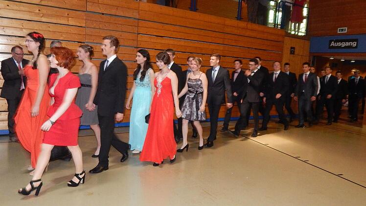 Die Abiturienten nahmen in festlicher Garderobe ihre Zeugnisse entgegen. Foto: Mona Lisa Eigenfeld