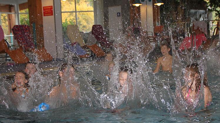 Gesundheitsstadt Bad Brückenau: 40 Grundschüler machten einen Auffrischungskurs in der Therme Sinnflut. Foto: Ulrike Müller