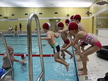 Unter der Überschrift "Sicherheit im Schwimmbad" wird in einem Infoblatt des Hallenbads auf Grundregeln eingegangen. Sexuelle Übergriffe hat es dort nicht gegeben. Foto: Benedikt Borst