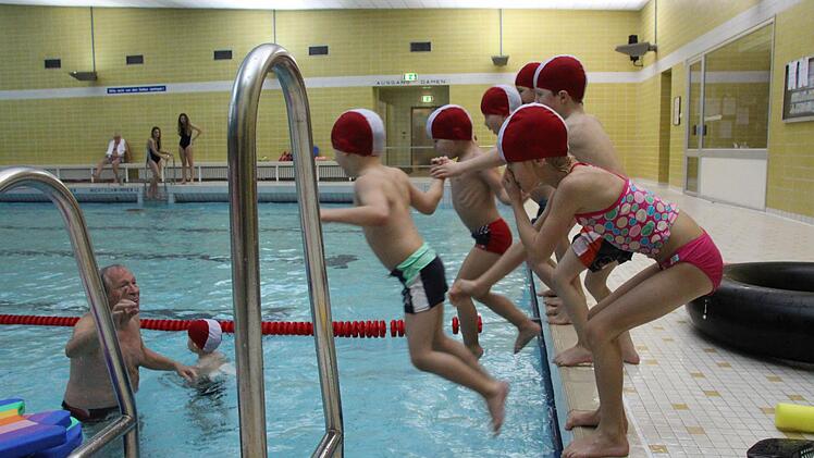 Unter der Überschrift "Sicherheit im Schwimmbad" wird in einem Infoblatt des Hallenbads auf Grundregeln eingegangen. Sexuelle Übergriffe hat es dort nicht gegeben. Foto: Benedikt Borst
