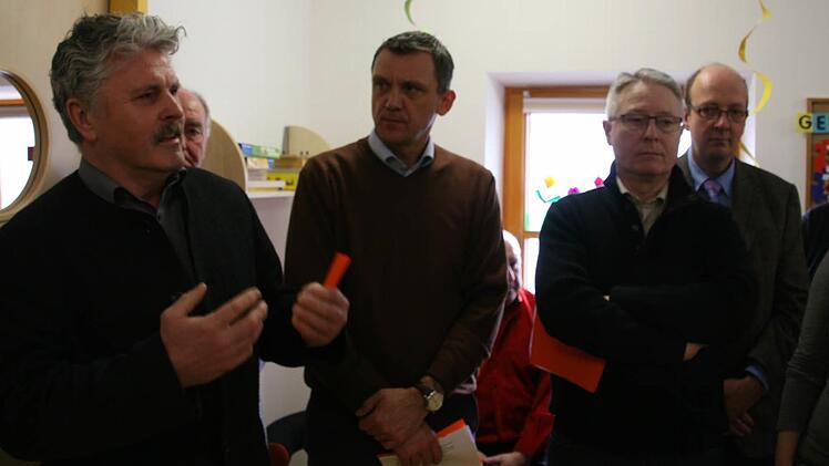Architekt Norbert Holzmann erzählt etwas vom Haus und vom Umbau der Kinderkrippe.