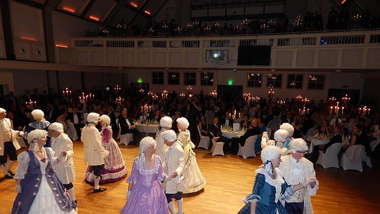Hingucker: die Rokoko-Gruppe vom Tanzsport Kulmbch bei ihrem Auftritt.