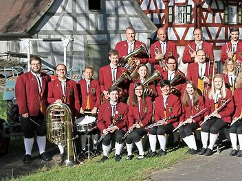 85 Musiker werden an diesem Samstag ein Konzert auf der Wiese vor dem romantischen Altarstein spielen.  Fotos: Franz Galster/privat
