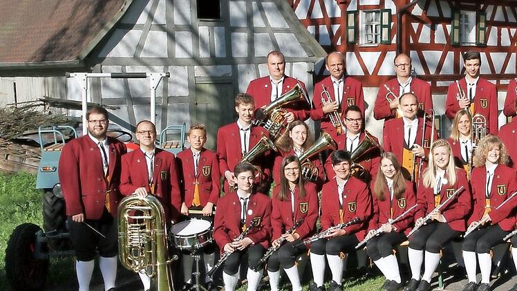 85 Musiker werden an diesem Samstag ein Konzert auf der Wiese vor dem romantischen Altarstein spielen.  Fotos: Franz Galster/privat