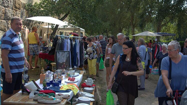 Reges Marktgeschehen, historisches Lagerleben und sehr viel Programm bot erneut das Seßlacher Altstadtfest. Beim nicht-gewerblichen Flohmarkt am Samstag genossen die zahlreichen Besucher das Stöbern an rund 160 Ständen. Die Verkäufer zeigten sich zufrieden. Foto: Bettina Knauth