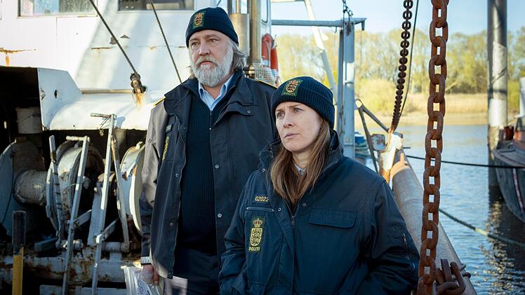 Magnus Vinter (Nicki von Tempelhoff) und Ida S&ouml;rensen (Marlene Morreis) von der Polizei Ribe befragen alle Menschen, die etwas mit der ermordeten Jorna zu tun hatten. Und alle scheinen etwas zu verbergen zu haben.