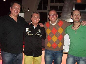 Sind bei der TV-Show "Franken sucht den Supernarr" gute Freunde geworden: die "Drei Tenöre" aus Heroldsbach und der Profi-Spaßvogel aus Fürth, Volker Heißmann (Zweiter von rechts). Foto: Privat