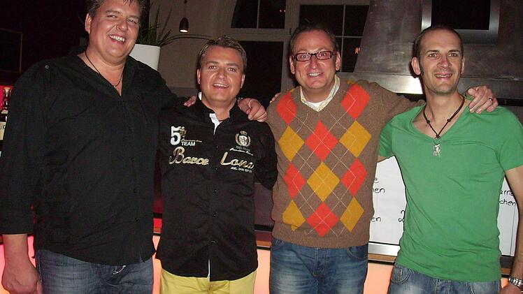 Sind bei der TV-Show "Franken sucht den Supernarr" gute Freunde geworden: die "Drei Tenöre" aus Heroldsbach und der Profi-Spaßvogel aus Fürth, Volker Heißmann (Zweiter von rechts). Foto: Privat
