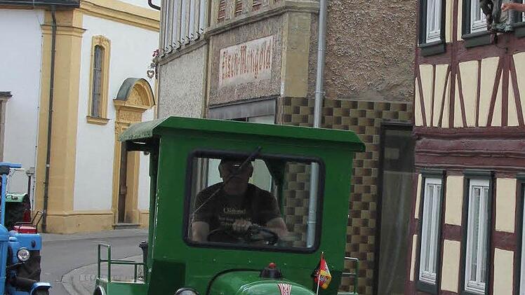 Überdacht, aber ohne Überrollbügel - die Schlepper kamen auch ohne Sicherheitsgurt aus.