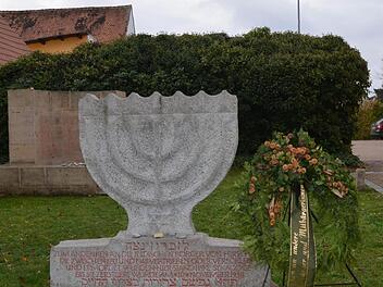 An der Stelle, wo einst die Synagoge stand, gibt es Denkmäler. Dort fand die Gedenkfeier statt. Fotos: Andrea Spörlein