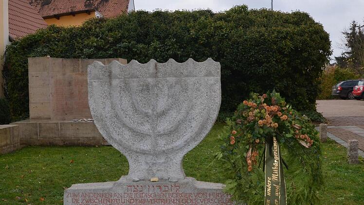 An der Stelle, wo einst die Synagoge stand, gibt es Denkmäler. Dort fand die Gedenkfeier statt. Fotos: Andrea Spörlein