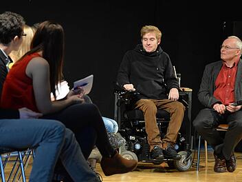 Samuel Koch beantwortet die Fragen der Schüler im Franz-Ludwig-Gymnasium, rechts Lehrer Matthias Söffler. Foto: Ronald Rinklef