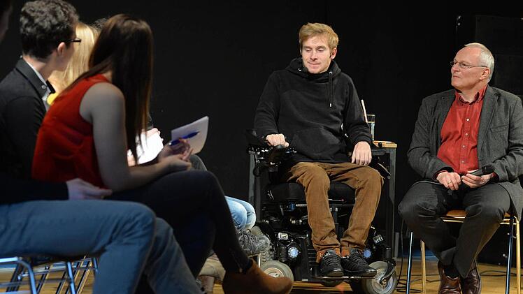 Samuel Koch beantwortet die Fragen der Schüler im Franz-Ludwig-Gymnasium, rechts Lehrer Matthias Söffler. Foto: Ronald Rinklef