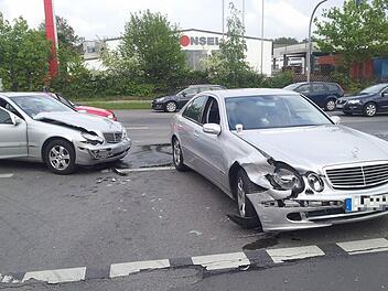 Die beiden Unfallfahrzeuge stehen auf der Kreuzung. Foto: Stefan Reinmann