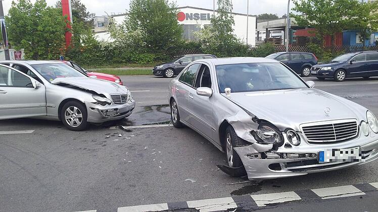 Die beiden Unfallfahrzeuge stehen auf der Kreuzung. Foto: Stefan Reinmann