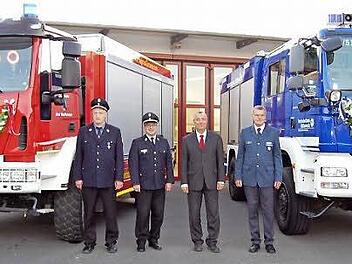 Die beiden Fahrzeuge von Feuerwehr und THW vor dem Feuerwehrhaus in Bad Staffelstein mit (von links) Kommandant Michael Ludwig, Kreisbrandrat Timm Vogler, Bürgermeister Jürgen Kohmann und THW-Beauftragtem Manfred Pelkner Foto: Andreas Welz