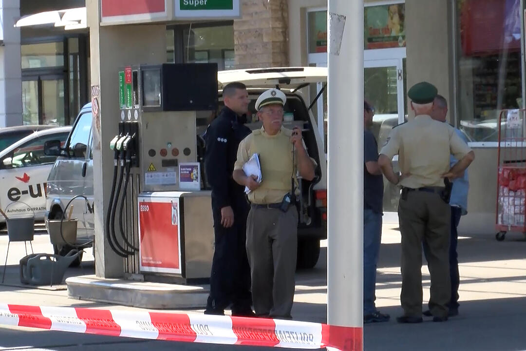 Weitere Bilder: Amoklauf in Ansbach mit 2 Toten - Tatwagen und persoenliche Gegenstaende des Schuetzen