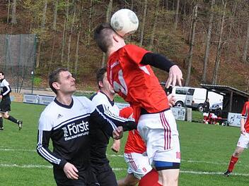 Das Duell zwischen dem ältesten und jüngsten Spieler am Platz entschied SpVgg-Routinier Jochen Brechelmacher (l.) für sich, auch wenn er in dieser Szene gegen den kopfballstarken Gößweinsteiner Jungspund Sven Wächter in der Luft meist das Nachsehen hatte.  Foto: Leo Hühnlein
