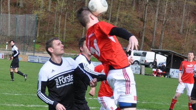 Das Duell zwischen dem ältesten und jüngsten Spieler am Platz entschied SpVgg-Routinier Jochen Brechelmacher (l.) für sich, auch wenn er in dieser Szene gegen den kopfballstarken Gößweinsteiner Jungspund Sven Wächter in der Luft meist das Nachsehen hatte.  Foto: Leo Hühnlein