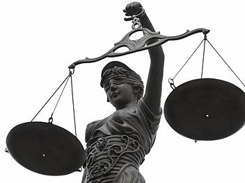 Bei einem Prozess wegen Körperverletzung und Bedrohung hätte man fast annehmen können, der Fall wird eingestellt und zu den Akten gelegt. Doch das wäre nicht im Sinne von Justitia gewesen. Symbolfoto: David Ebener/dpa