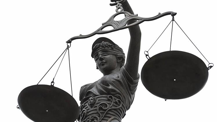 Bei einem Prozess wegen Körperverletzung und Bedrohung hätte man fast annehmen können, der Fall wird eingestellt und zu den Akten gelegt. Doch das wäre nicht im Sinne von Justitia gewesen. Symbolfoto: David Ebener/dpa