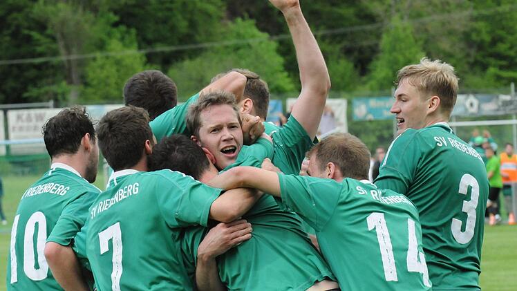 Schoss den SV Riedenberg fast im Alleingang in die Relegation: James Galloway inmitten seiner jubelnden Kollegen. Foto: ssp