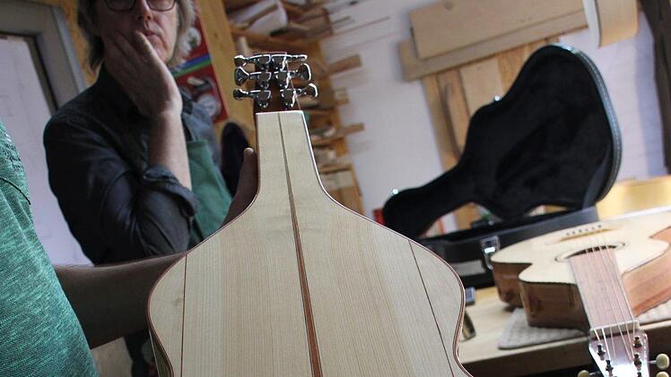 Sich verjüngender Bodenmittelspan: ein Markenzeichen bei MG-Guitars. Im Hintergrund: Hartmut Stührenberg, der gerade in Götz' Werkstatt zum Gitarrenbauer umschult.