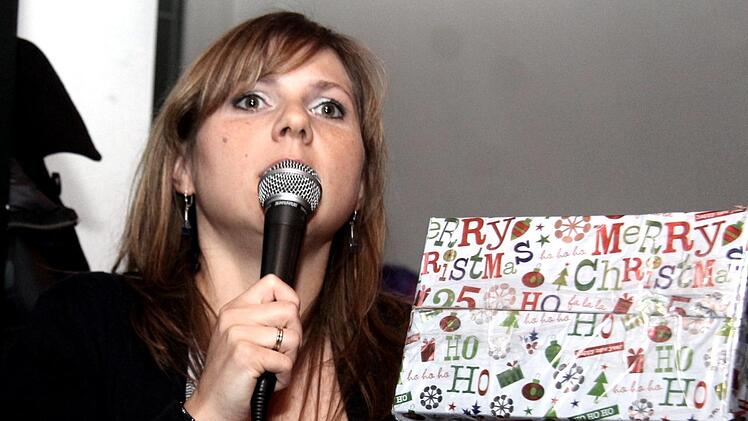 "Na, wer will es haben?" Claudia Belzer preist ein Überraschungspaket an. Richard Sänger