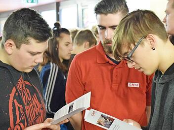 Gerne nahmen die Sch&uuml;ler Info-Material der Firma SMIA aus Michelau entgegen. Foto: privat